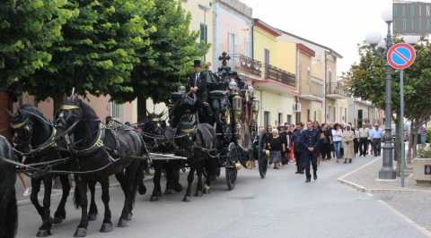 Musica, carrozze e cortei: in provincia di Bari sopravvive il funerale in pompa magna